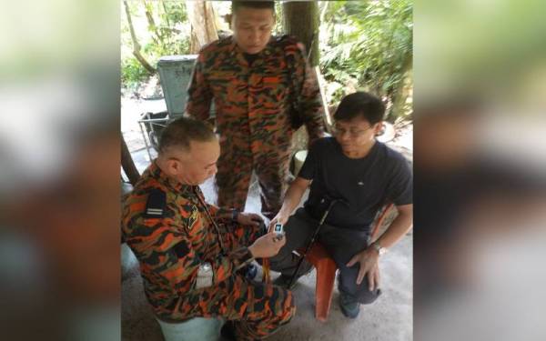 Anggota bomba berjaya menyelamatkan warga emas yang dilaporkan pengsan ketika 'hiking' di Bukit Apek, Cheras Awana pada Sabtu.