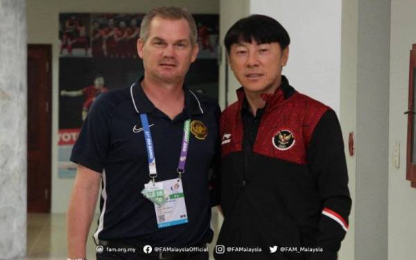 Maloney dan Tae-yong selepas sidang media menjelang perlawanan penentuan pingat gangsa bola sepak Sukan SEA Hanoi 2021 di pejabat VFF, Hanoi pada Sabtu. - Foto Football Association of Malaysia