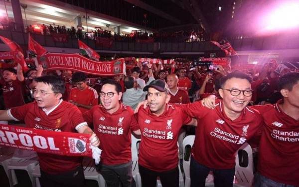 SOKONGAN PADU... Para penyokong Liverpool hadir menyaksikan perlawanan akhir Liga Juara-Juara 2019, Liverpool menentang Tottenham Hotspur di Stadium Wanda Metropolitano, yang ditayangkan di Arena Central Piazza, KL Gateway Mall.