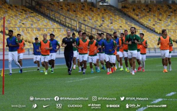 Shahrul bersama pemain Harimau Malaya lain giat menjalani latihan di Stadium Nasional Bukit Jalil pada Sabtu.