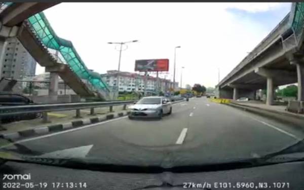 Polis sedang mengesan pemandu Proton Wajar tular memandu melawan arus di LDP, Petaling Jaya.