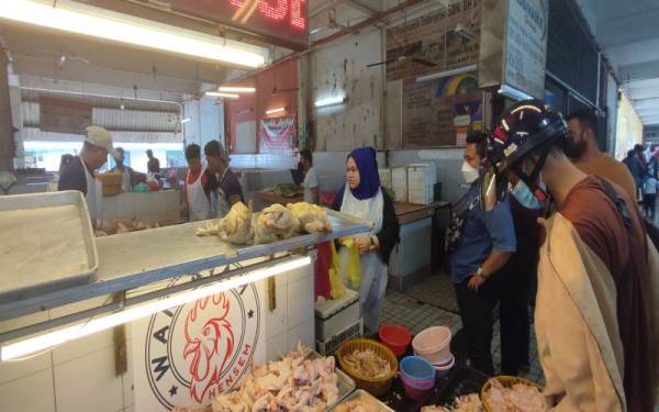 Pelanggan menyerbu sebuah kedai menjual ayam segar di Pasar Besar Alor Setar pada Sabtu.