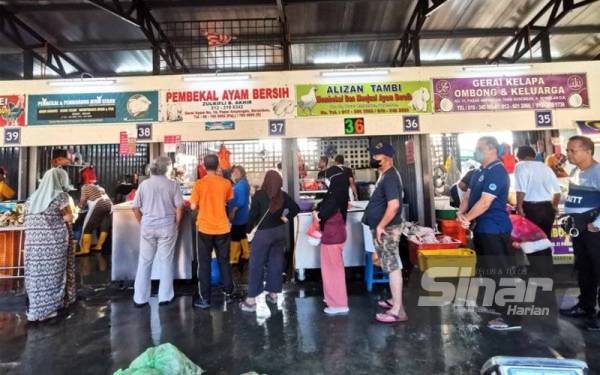 Kelihatan orang ramai beratur panjang untuk membeli ayam segar di Pasar Ampangan, Seremban pada Sabtu