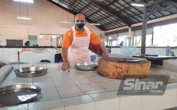 Ali Akbar sedang mengemas gerainya selepas 40 ekor ayam segar habis dijual dalam tempoh dua jam.