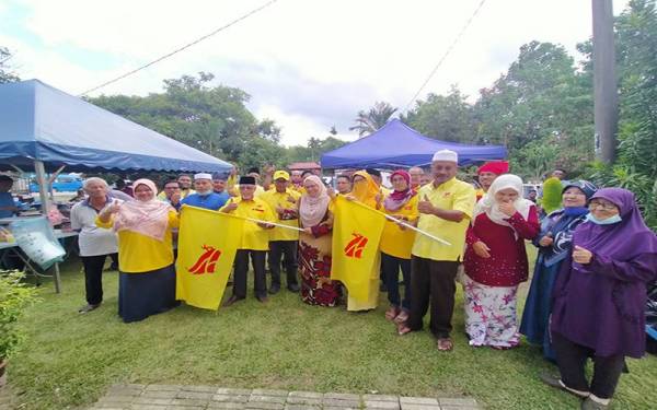 Hamidah (tengah) menyempurnakan Pelancaran Jentera Pilihan Raya DUN Selama di Sungai Bayor, di sini pada Sabtu.