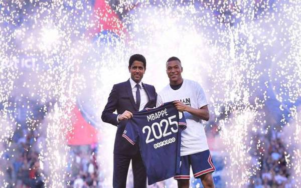 Mbappe (kanan) bergambar bersama Presiden PSG, Nasser Al-Khelaifi ketika mengumumkan hasratnya untuk kekal di PSG sehingga 2025. - Foto PSG