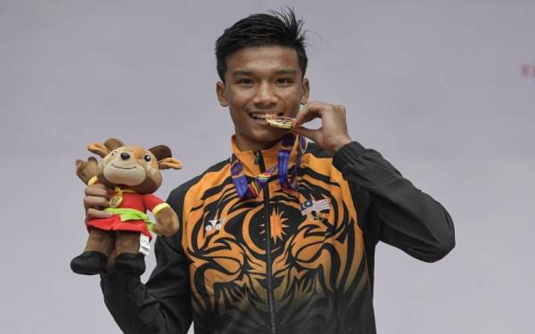 Ahmad Nor Iman Aliff bergambar bersama pingat emas yang dimenanginya dalam acara akhir Muay Thai 54kg sekali gus menyumbang pingat emas ke-39 negara pada Sukan SEA ke-31 di Bacninh Gymnasium, Hanoi pada Ahad. Foto: Bernama