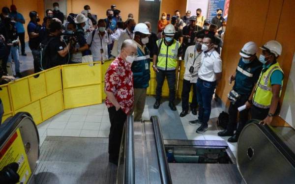 Wee Ka (kiri) melihat kerja-kerja penyelenggaraan ketika lawatan dan pemeriksaan mengenai kerosakan penggunaan eskalator di LRT Ampang Park pada Ahad. - Foto Bernama 