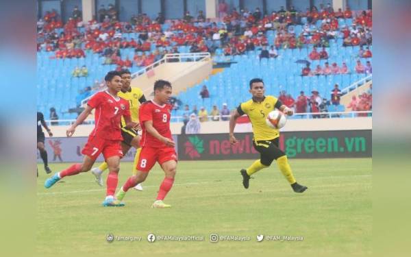 Antara aksi Harimau Muda pada perlawanan penentuan pingat gangsa menentang Indonesia di Stadium Nasional My Dinh sebentar tadi. - Foto FB FAM