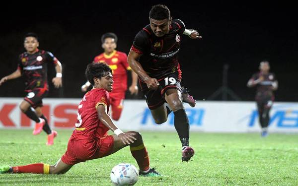 Pemain Selangor FC 2, Muhammad Izzul Adham Suhaimi (kiri) mengasak pemain Kelantan FC, Nurshamil Abd Ghai (kanan) dalam perlawanan Liga Premier di Stadium UiTM Shah Alam pada Ahad.- Foto Bernama