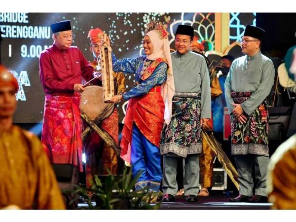 Ismail Sabri (kiri) memukul beduk sebagai simbolik pelancaran sekali gus merasmikan MRTM Aidilfitri 2022 yang berlangsung selama tiga hari di Dataran Drawbridge.