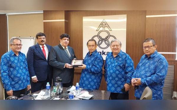 (Dari kiri) Anggota Lembaga Angkasa, Dr Mohd Azlan Yahya; Pengurus Besar IFFCO, Tharun Bhargava; Pengerusi IFFCO, Dileep Sanghani; Abdul Fattah; Anggota Lembaga Angkasa merangkap Ahli Lembaga International Cooperative Alliance (ICA), Datuk Kamarudin Ismail dan Anggota Lembaga Angkasa, Datuk Che Mohd Shukree Che Isa ketika Kunjungan Hormat Delegasi Indian Farmers Fertiliser Cooperative Limited (IFFCO) di di Wisma Ungku Aziz, Kelana Jaya, pada Isnin.