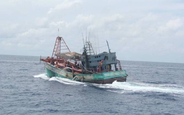 Bot nelayan Vietnam yang ditahan Maritim Malaysia pada jam 3 petang Sabtu di 100 batu nautika dari Kuala Terengganu.