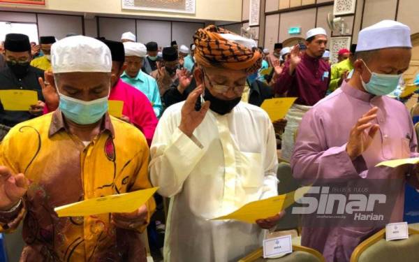 Barisan imam masjid yang melafazkan Ikrar Bebas Rasuah di Panji, Kota Bharu, pada Isnin.