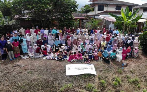 Generasi ketiga dan keempat Allahyarham Haji Ismail berkumpul sempena Aidilfitri di Jitra, baru-baru ini.