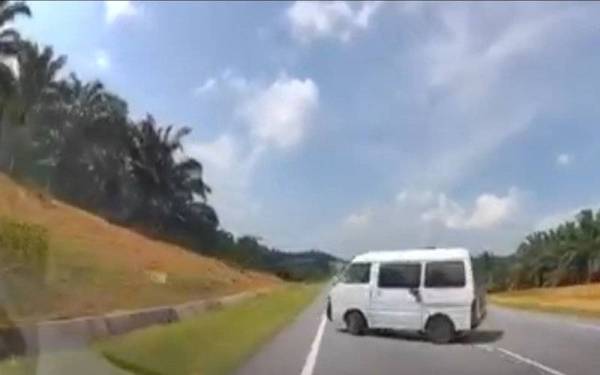 Tangkap layar video yang memaparkan sebuah van yang membuat pusingan U di Lebuhraya Senai-Desaru sehingga mengakibatkan kemalangan.