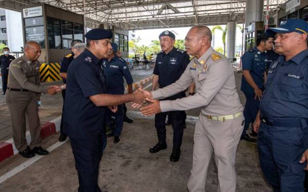 Ayob Khan (dua dari kiri) beramah mesra dengan pegawai daripada negara Thailand sempena lawatan kerja beliau dan pemantauan keselamatan sempadan Malaysia-Thailand di Pejabat Kastam Sungai Golok, pada Isnin. - Foto Bernama 