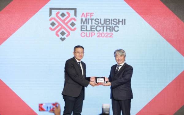 Khiev (kiri) bergambar bersama Seki ketika majlis pengumuman penajaan Mitsubishi Electris sebagai penaja utama Piala AFF.