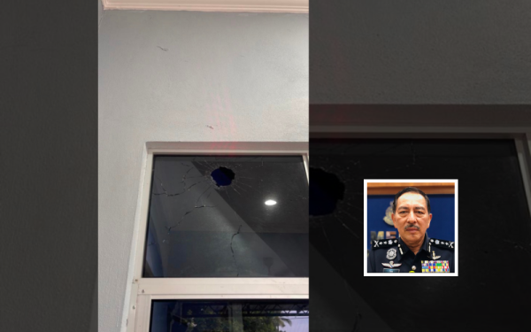 Cermin kaca pintu hadapan yang berlubang dipercayai terkena tembakan. - Foto ihsan PDRM
(Gambar kecil: Muhamad Zaki)
