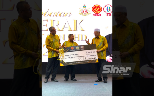 Ketua Pegawai Eksekutif PKINK, Ab Aziz Yunus (kiri) dan Pengurus Besar Infra Quest Sdn Bhd dan Ascii Line Sdn Bhd, A'sri Che Ali (tengah) menyampaikan cek sumbangan berjumlah RM2.5 juta kepada Menteri Besar Kelantan, Datuk Ahmad Yakob (kanan).