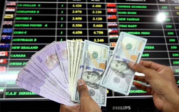 Ringgit dibuka rendah berbanding dolar AS pada Selasa susulan sentimen terhadap mata wang negara maju itu mengukuh menjelang mesyuarat FOMC pada Khamis.