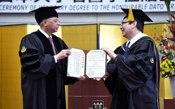 Ismail Sabri (kiri) menerima Ijazah Kehormat Kedoktoran daripada Kato pada Majlis Sempena Penganugerahan Ijazah Kehormat Kedoktoran Perubatan Oleh Universiti Nihon Tokyo, Selasa.   - Foto Bernama