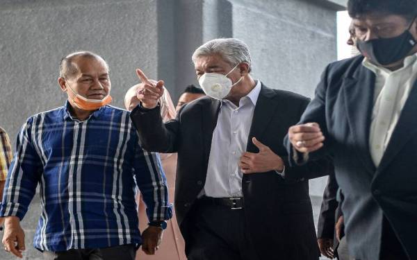 Ahmad Zahid (tengah) hadir di Kompleks Mahkamah Kuala Lumpur pada Selasa untuk prosiding bela diri bagi 47 pertuduhan membabitkan pecah amanah, rasuah dan pengubahan wang haram berkaitan dana Yayasan Akalbudi - Foto Bernama