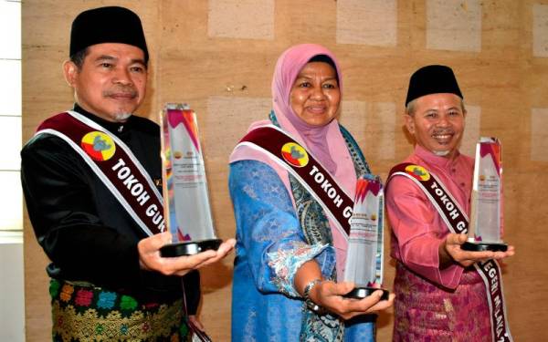 Penerima Anugerah Tokoh Guru Negeri Melaka 2022 (dari kiri) Husin Chek, Nubah Aton dan Jamil Jaamat menunjukkan plak anugerah yang diterima mereka pada Majlis Perasmian Sambutan Hari Guru Peringkat Negeri Melaka pada Selasa. - Foto Bernama