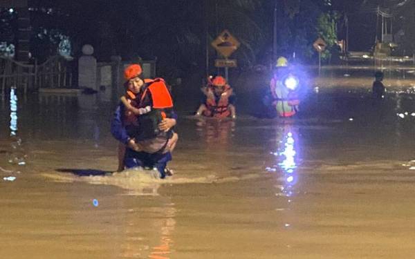 Anggota APM melakukan operasi menyelamat di Kampung Ismail, Ampangan. - Foto APM