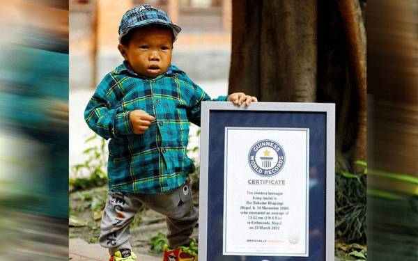 Dor Bahadur Khapangi dari Nepal dinobatkan sebagai remaja paling pendek di dunia. - Foto Reuters