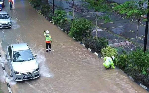 Keadaan di Jalan Ampang setakat jam 12.40 tengah hari. - Foto FB Polis KL