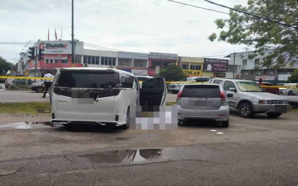 Mangsa rebah dipercayai ditembak dengan beberapa das tembakan dalam kejadian di Jalan Kampung Baru, Sungai Petani, Kedah pada Rabu. Foto tular media sosial