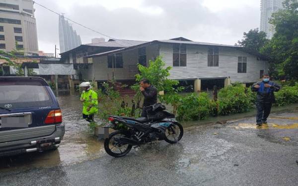 Anggota polis sedang memantau lokasi hotspot yang sering berlaku banjir di ibu kota pada Rabu.