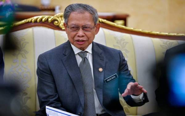 Mustapa pada sidang media selepas mengunjungi Abang Johari di pejabatnya di Dewan Undangan Negeri, Petra Jaya pada Rabu. Foto: Bernama