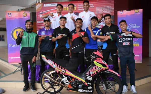 Para pelumba negara hadir pada Program Promosi ARRC 2022 dan Sesi Berjumpa Peminat di Pusat Sukan UiTM, pada Rabu.
Antara pelumba negara yang hadir pada program tersebut termasuk Azlan Shah Kamaruzaman, Adam Noruddin, Md Zaqhwan, Ahmad Afif Amran dan beberapa pelumba lain. - Foto Bernama