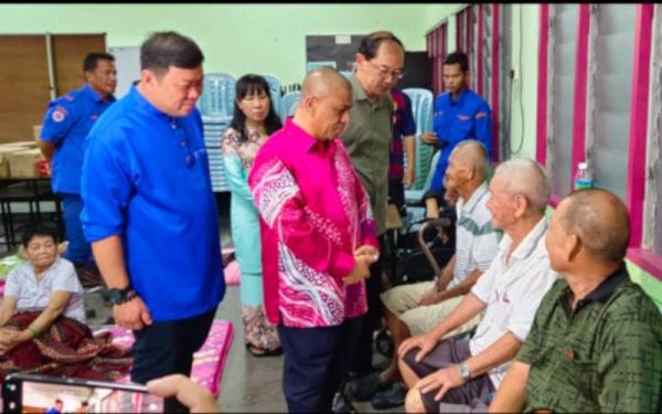 Saarani (dua dari kiri) bertanyakan khabar kepada sebahagian penghuni Rumah Sejahtera yang diselamatkan dalam kejadian banjir di Bidor.