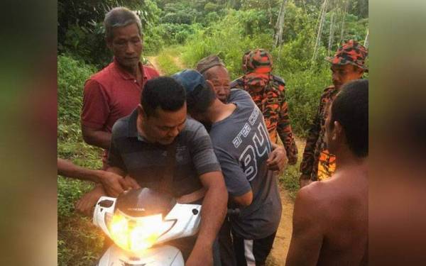 Yaakub yang hilang selama tujuh hari dipeluk oleh anaknya selepas ditemui selamat di kawasan kebun durian dan buah-buahan miliknya di Kampung Pasir Dusun, Jeli pada Rabu.