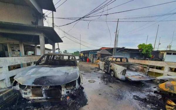 Kenderaan orang awam mengalami kerosakan akibat letupan yang berlaku pada Rabu malam.