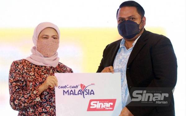 Menteri Pelancongan, Seni Dan Budaya, Datuk Seri Nancy Shukri menyampaikan plakad kepada Pengurus Besar Jualan Iklan Grup Sinar Karangkraf, Airol Fadley sebagai rakan media tempatan pada Majlis Menandatangani Memorandum Kerjasama (MoC) antara Tourism Malaysia dan Expedia Group Media Solutions yang diadakan di Kuala Lumpur. FOTO - SINAR HARIAN/ROSLI TALIB