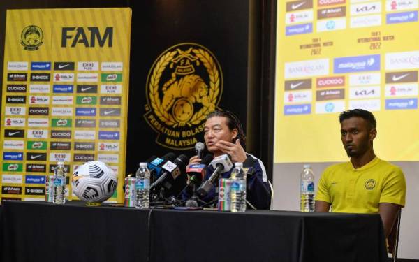 Ketua Jurulatih Skuad Harimau Malaya Kim Pan Gon (kiri) bersama pemain skuad Harimau Malaya Mohamed Syamer Kutty Abba (kanan) ketika sidang media perlawanan persahabatan antara pasukan Malaysia menentang Brunei di Wisma FAM, pada Khamis. - Foto Bernama
