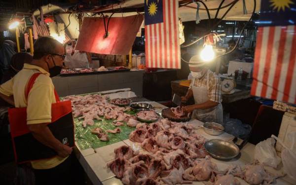 Peniaga ayam dilihat tetap meneruskan perniagaan walaupun kekurangan bekalan bagi memenuhi permintaan pelanggan ketika tinjauan di Pasar Chow Kit hari ini. - Foto Bernama