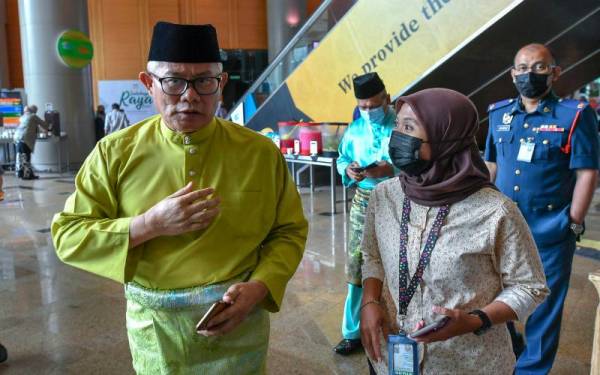 Mohammad Hamdan ditemu bual wartawan Bernama semasa majlis Indahnya Raya @ Kementerian Perumahan dan Kerajaan Tempatan (KPKT) di Pusat Konvensyen Antarabangsa Putrajaya (PICC) hari ini. - Foto Bernama