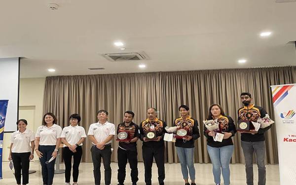 Tomoharu Abe (empat dari kiri) bersama tiga atlet negara di bawah ‘Asean Victory Project’ (dari kanan) Nauraj Singh, Queenie Ting dan Norliyana di Kuala Lumpur.