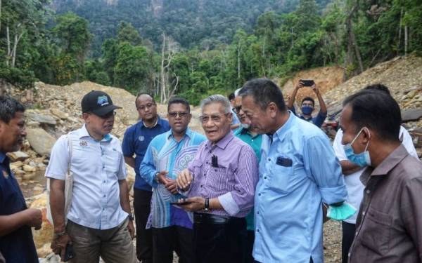 Mansor (tiga dari kanan) membincangkan pembangunan Empangan Sabo ketika lawatannya di Titi Hayun di Yan pada Khamis.