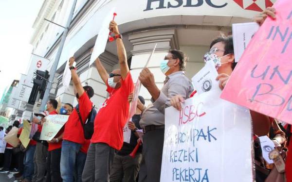 Anggota NUBE meneruskan bantahan dengan berkumpul di hadapan HSBC Bank cawangan Ipoh di Jalan Sultan Yusof, Ipoh pada Khamis.