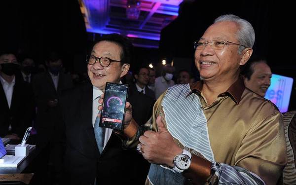 Annuar (MenKOMM) (kanan) menunjukkan capaian kelajuan data internet pada pelancaran YES 5G oleh YTL Corporation hari ini. Turut kelihatan, Pengurus Besar YTL Tan Sri Francis Yeoh (kiri). Foto Bernama