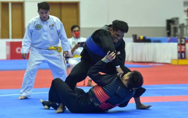 Al Jufferi ketika beraksi menentang atlet Indonesia, Iqbal Candra Pratama pada perlawanan suku akhir Silat Tanding Kategori Lelaki F pada Sukan SEA Hanoi 2021 di Gelanggang Silat Pusat Sukan Bac Tu Leim pada 13 Mei lalu. Foto Bernama