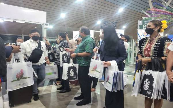 Kedatangan pelancong Korea Selatan ke Kota Kinabalu disambut meriah di KKIA sebaik mendarat melalui penerbangan pertama dari Incheon.