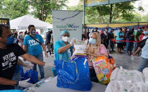 Sebanyak 200 keluarga miskin bandar di bawah kategori B40 menerima sumbangan barangan runcit keperluan di bawah program IWKCares yang dilaksanakan sempena sambutan Hari Raya Aidilfitri pada tahun ini.