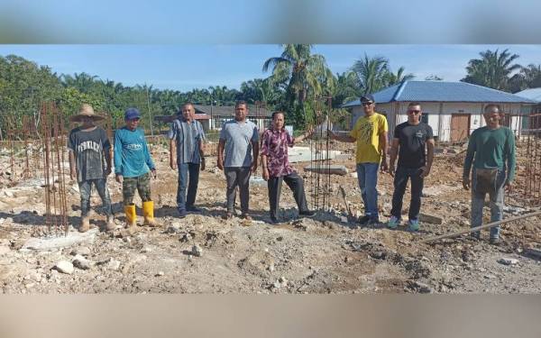 Ahmad (empat dari kanan) meninjau pembinaan Masjid Jamek Kampung Parit Mokhayat, Ayer Baloi Pontian pada Jumaat.